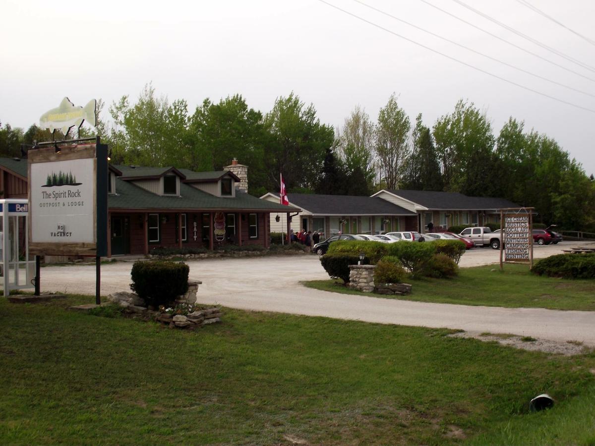 The Spirit Rock Outpost & Lodge Wiarton Bagian luar foto