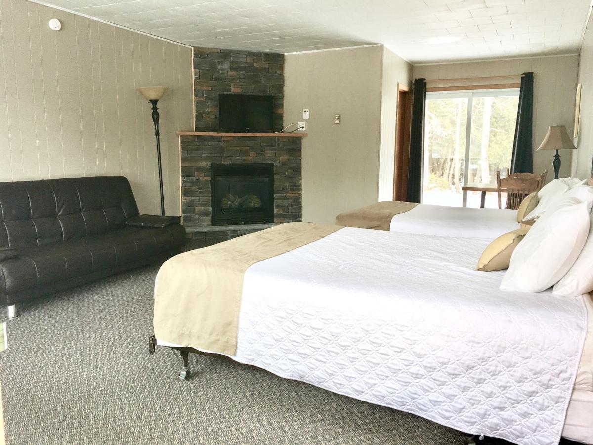 The Spirit Rock Outpost & Lodge Wiarton Bagian luar foto